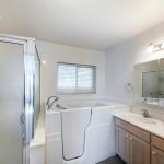 Descubre las bañeras con puerta: Innovación y comodidad al alcance de todos